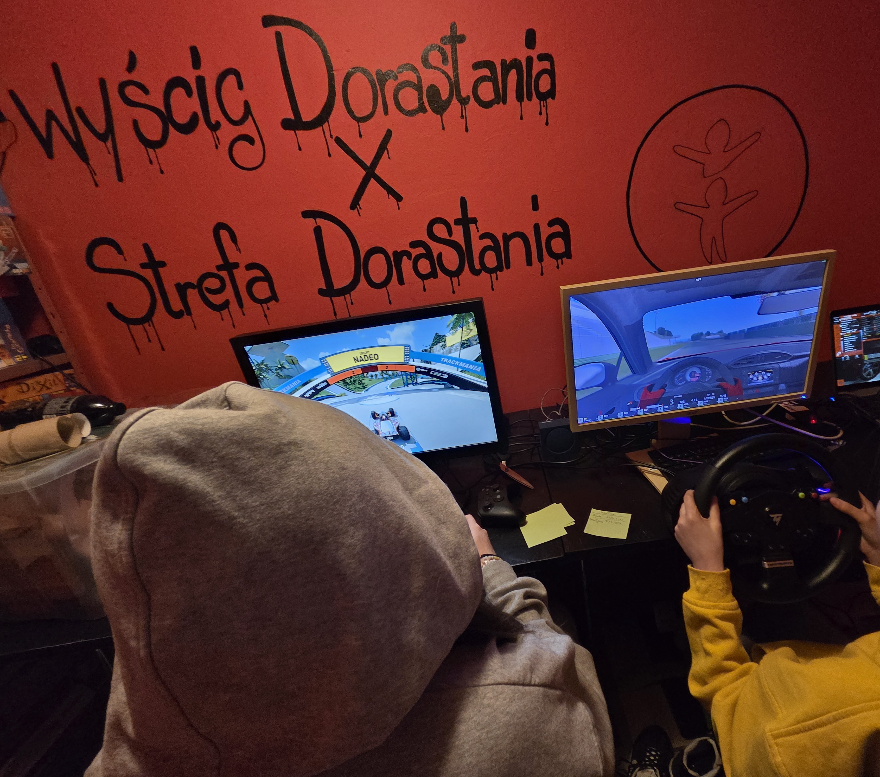 Trening sim racing w projekcie Wyścig Dorastania